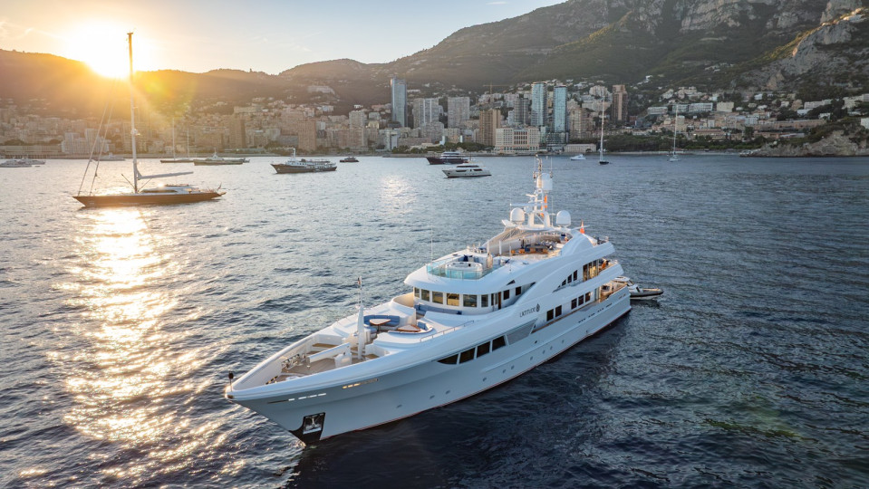 M/Y LATITUDE Yacht #1
