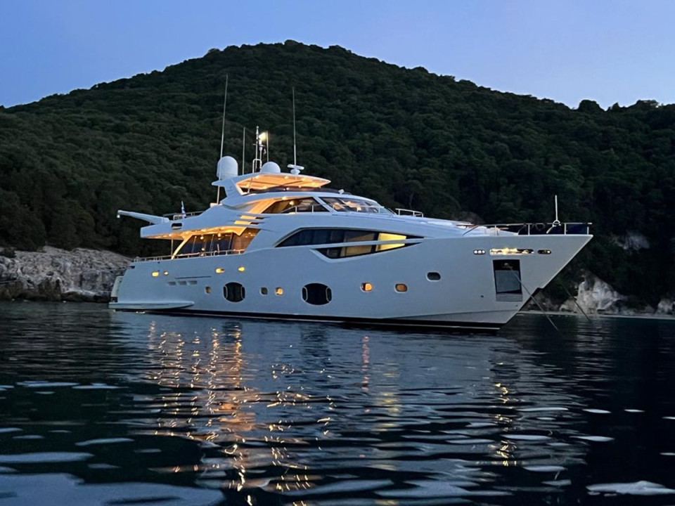 M/Y CUSTOM LINE 100  Yacht #3