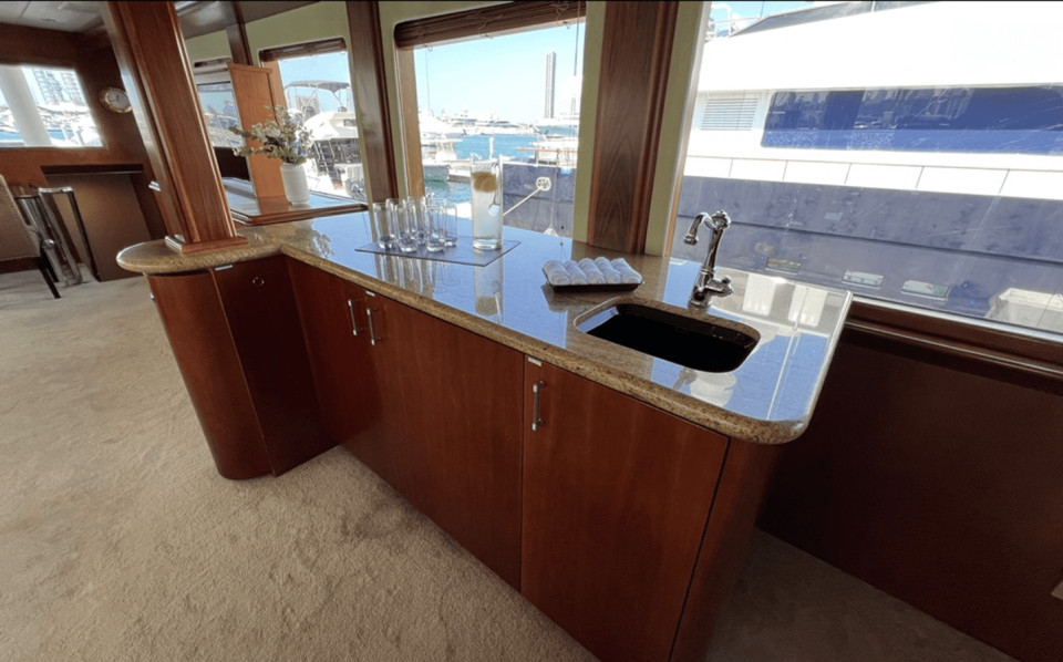 M/Y 1998 HATTERAS 92 Yacht #13