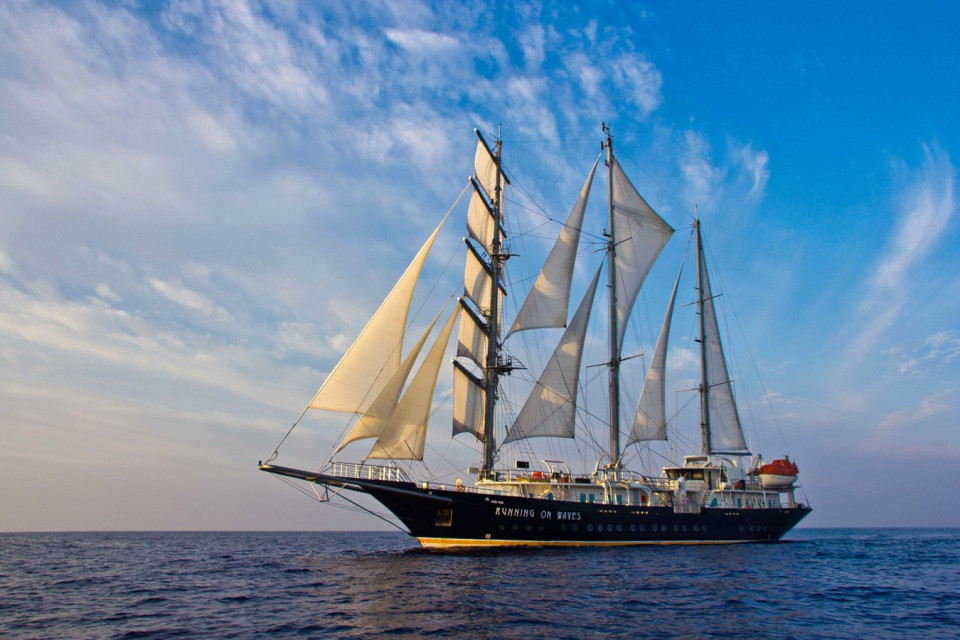 S/Y RUNNING ON WAVES Yacht #4