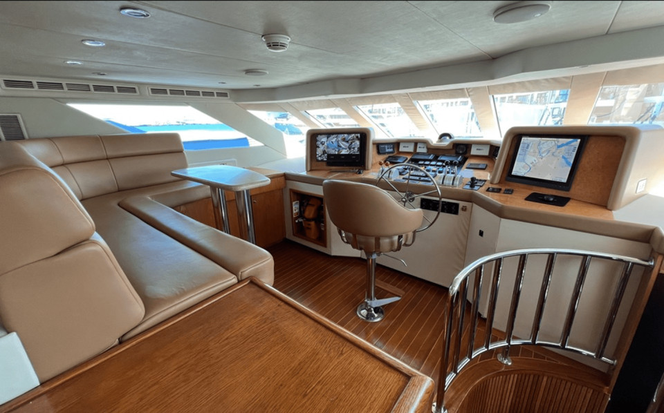 M/Y 1998 HATTERAS 92 Yacht #7