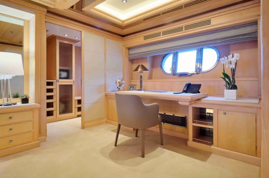 Моторная яхта INVADER Yacht #18