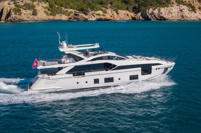 AKAMÁ Yacht Charter | Azimut