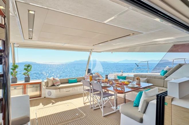 SUNMOON Yacht Charter | FOUNTAINE PAJOT