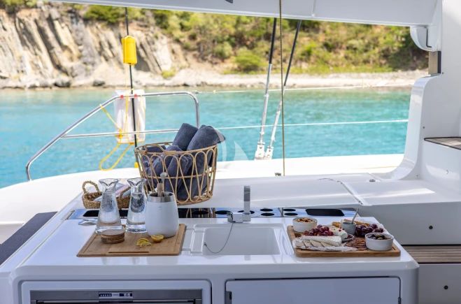 VALINOR Yacht Charter | Lagoon