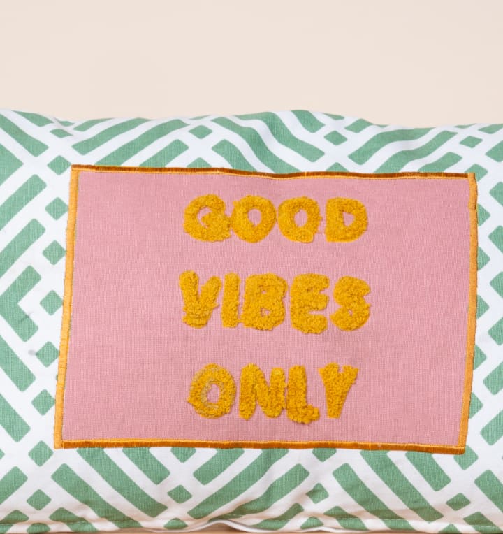 Baumwoll Kissen Schriftzug "Good Vibes Only" Mint