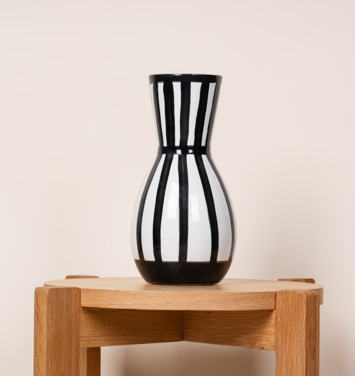 DEMDACO Mini-Vase Aus Steingut – 7,6x12,7 Cm, Schwarz-weiß Mit Blume, Mikrowellengeeignet
