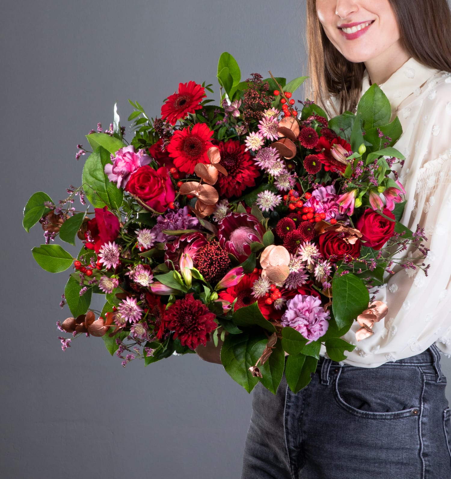 Blumenstrauß Christmas Surprise mit Astrantia, Nelken, Chrysanthemen