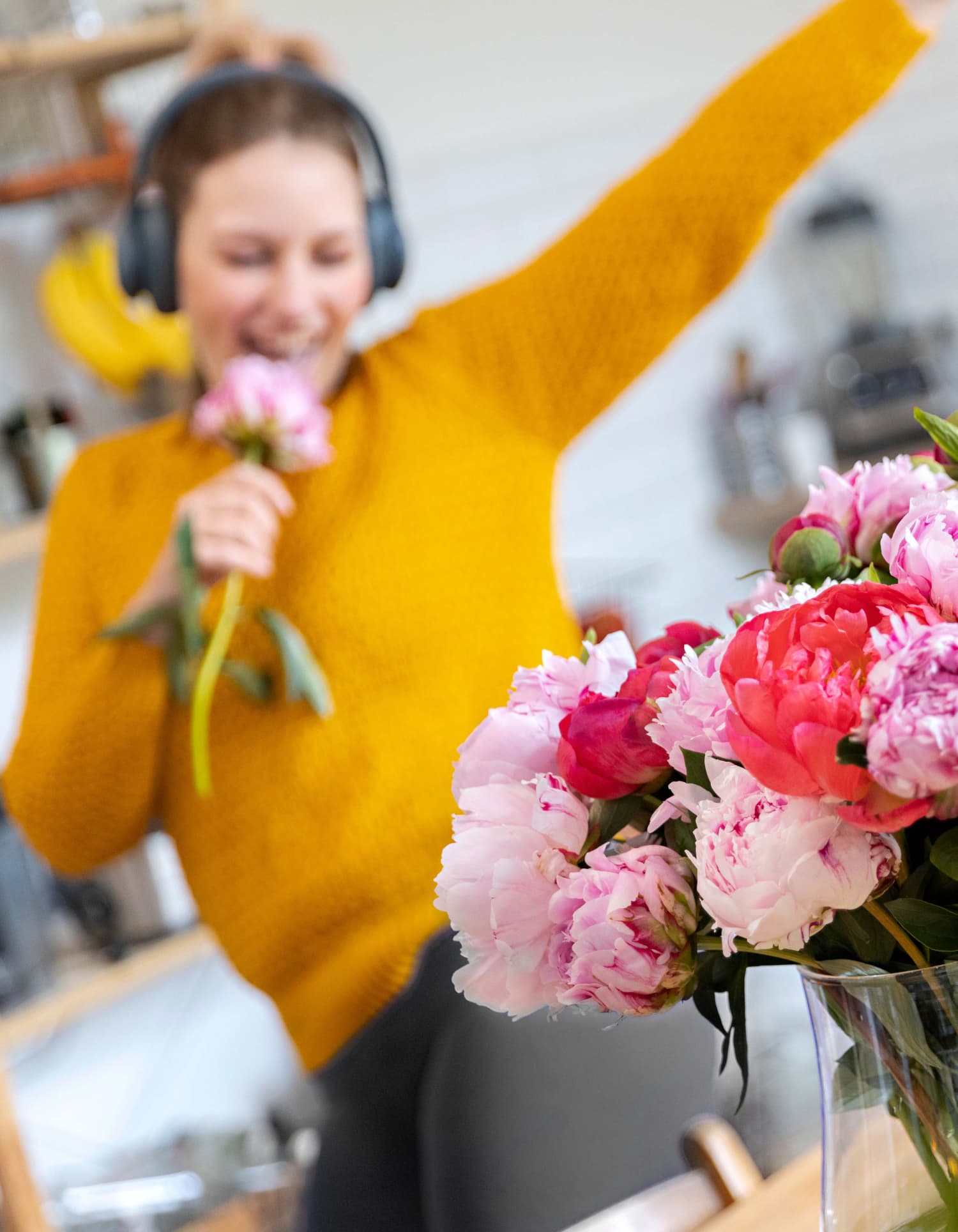 Frau, die in eine Blume singt