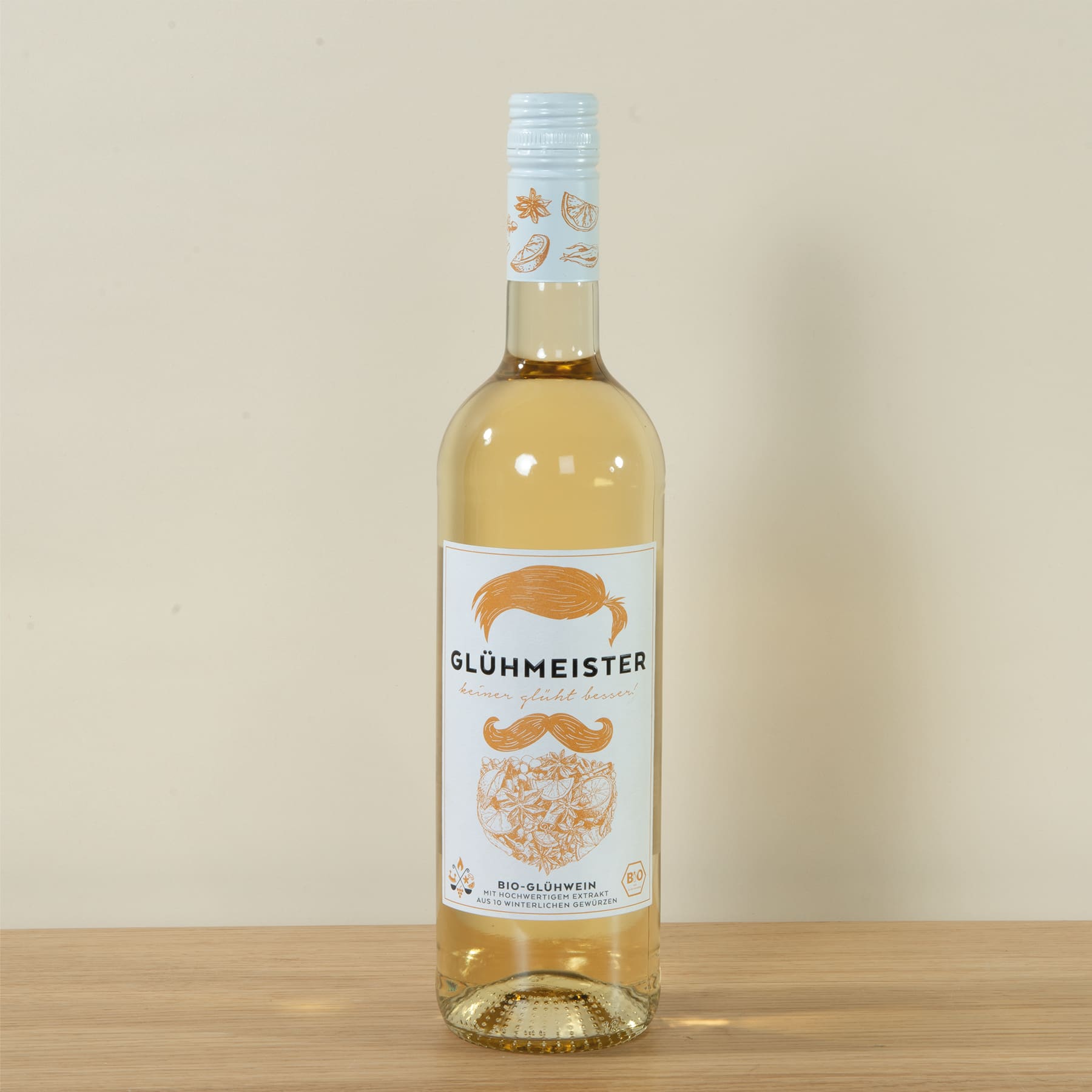 Eine Flasche Glühwein, ein deutscher Glühwein, steht auf einer Holzoberfläche vor einem beigen Hintergrund.