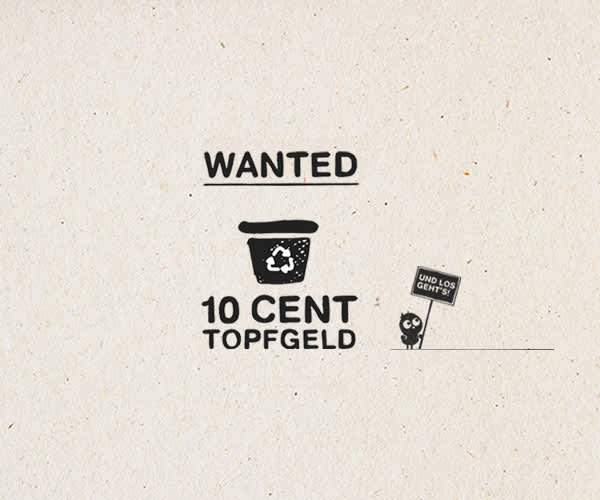 Das Bild zeigt ein „GESUCHT“-Schild mit dem Text „10 CENT TOPFGELD“ und einem Recyclingtonnen-Symbol vor einem schlichten Hintergrund.