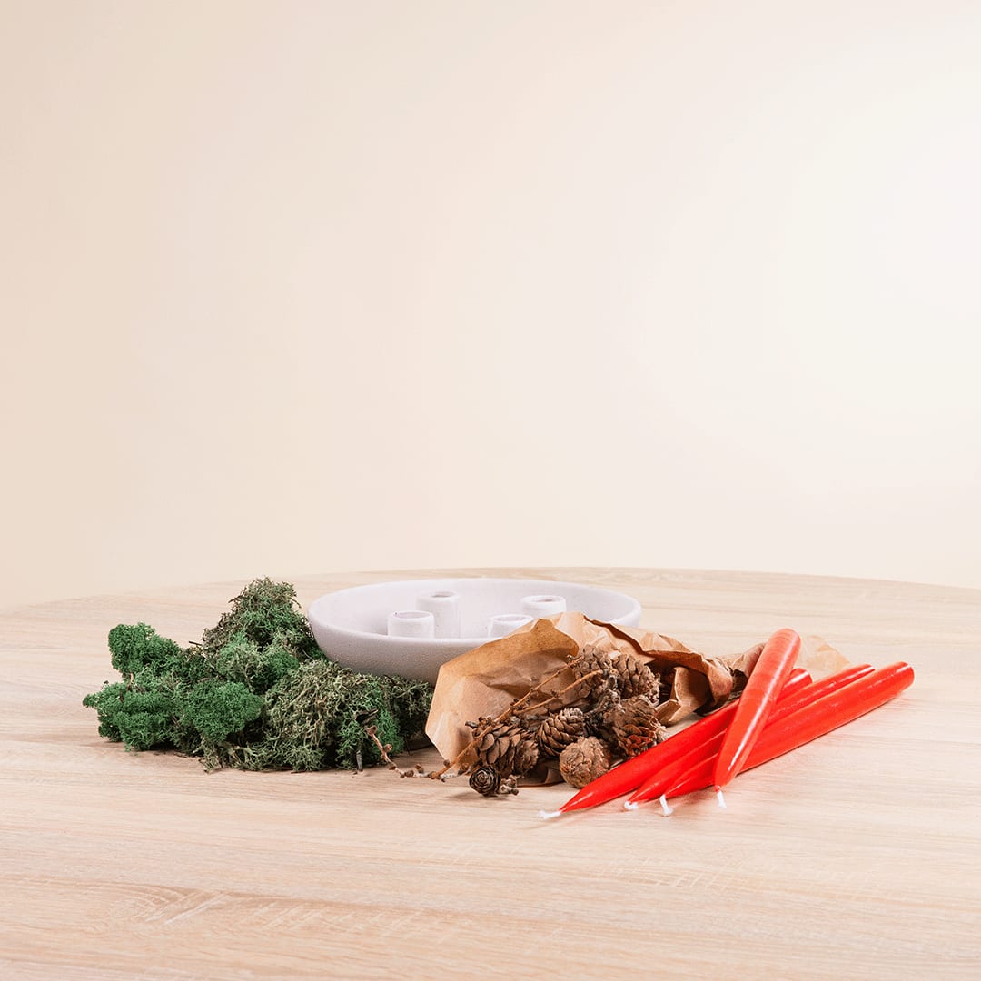 Ein Holztisch mit verschiedenen frischen Gemüsesorten, darunter Grünkohl, Karotten und eine weiße Schüssel, die eine einfache und natürliche Speisenkomposition ergeben.