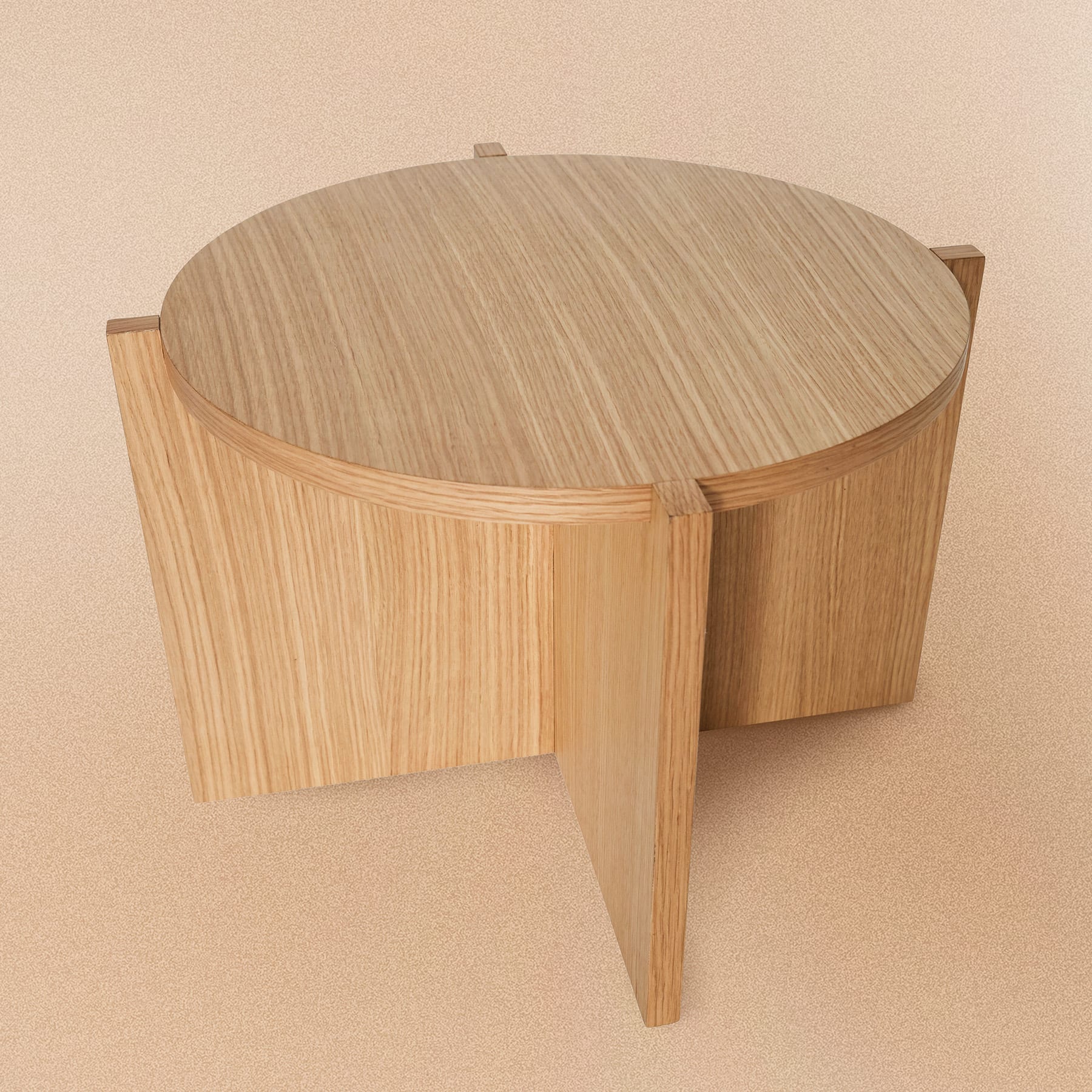 Ein runder Beistelltisch oder Couchtisch aus Holz mit einem unverwechselbaren geschwungenen Design, der auf einem beigen Hintergrund ruht.