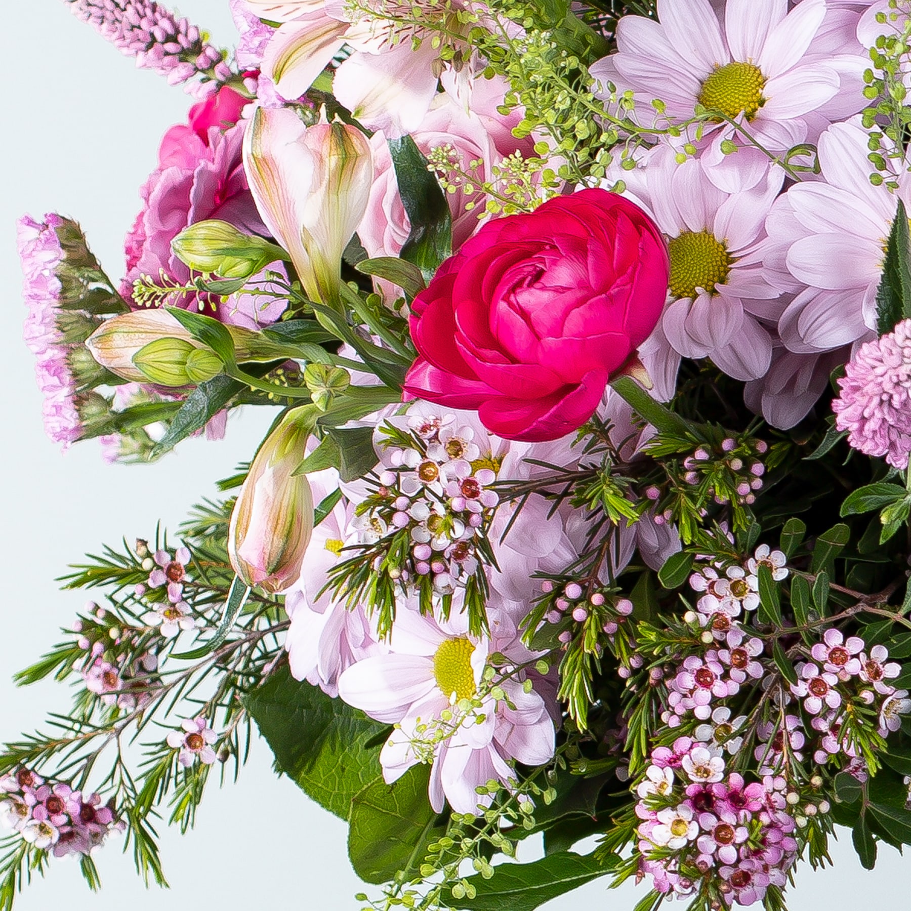 Ein lebendiger Strauß rosa und weißer Blumen, darunter Rosen, Gänseblümchen und andere Blüten, vor einem hellen Hintergrund.