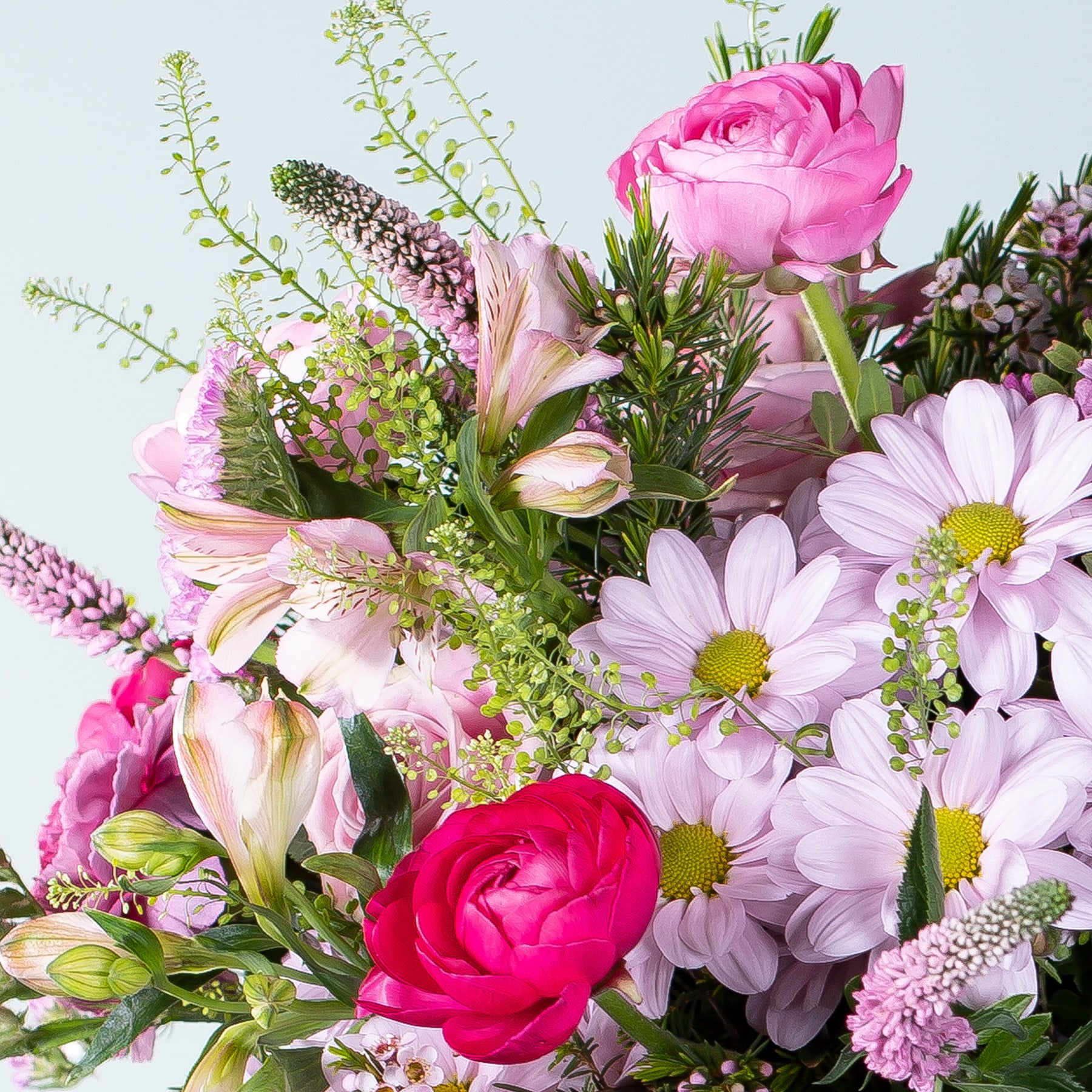 Ein lebendiger Strauß verschiedener rosa, violetter und weißer Blumen, darunter Rosen, Gänseblümchen und andere Blüten, vor einem hellen Hintergrund.
