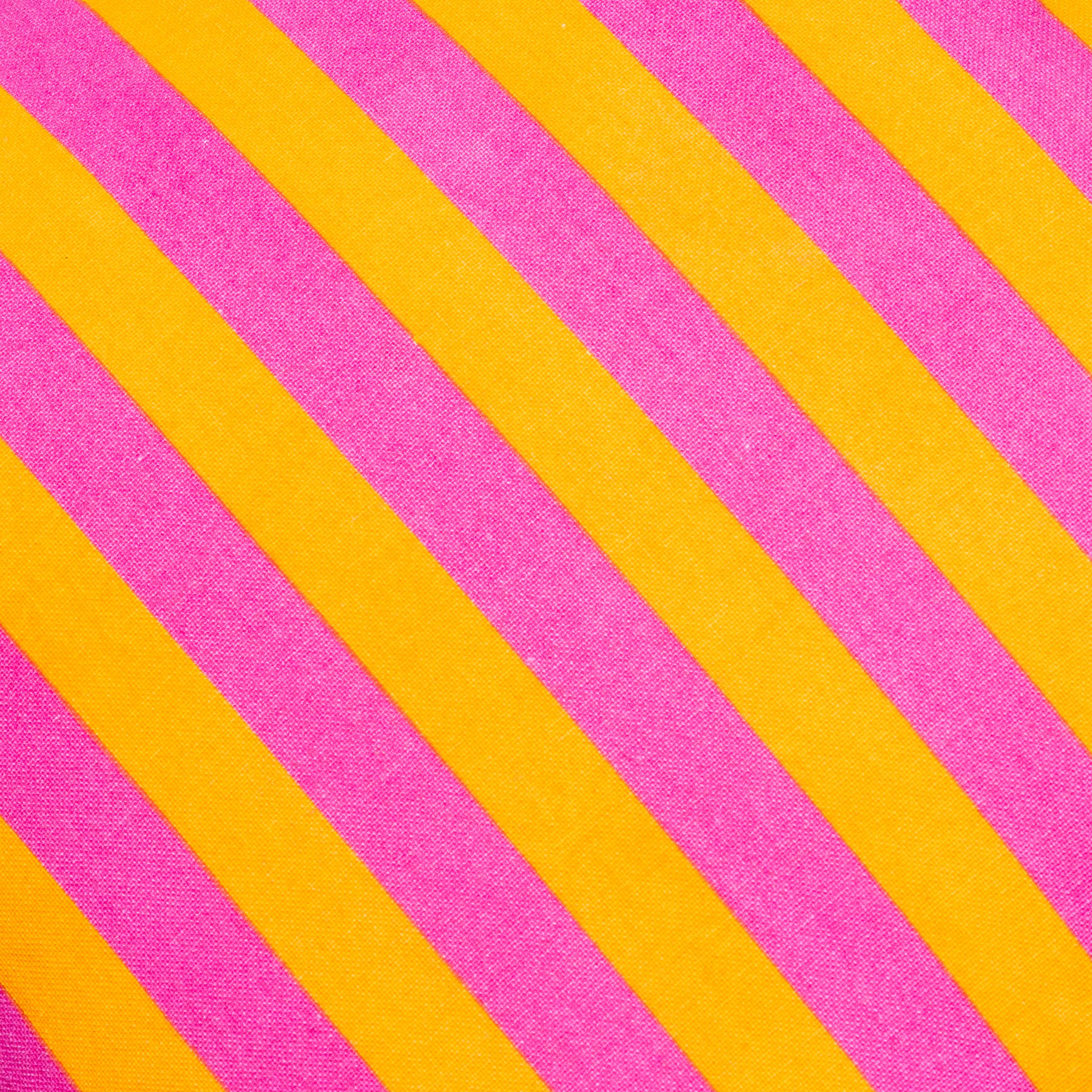 Kräftige diagonale Streifen in Rosa- und Gelbtönen bedecken den gesamten Rahmen und erzeugen ein dynamisches und auffälliges visuelles Muster.