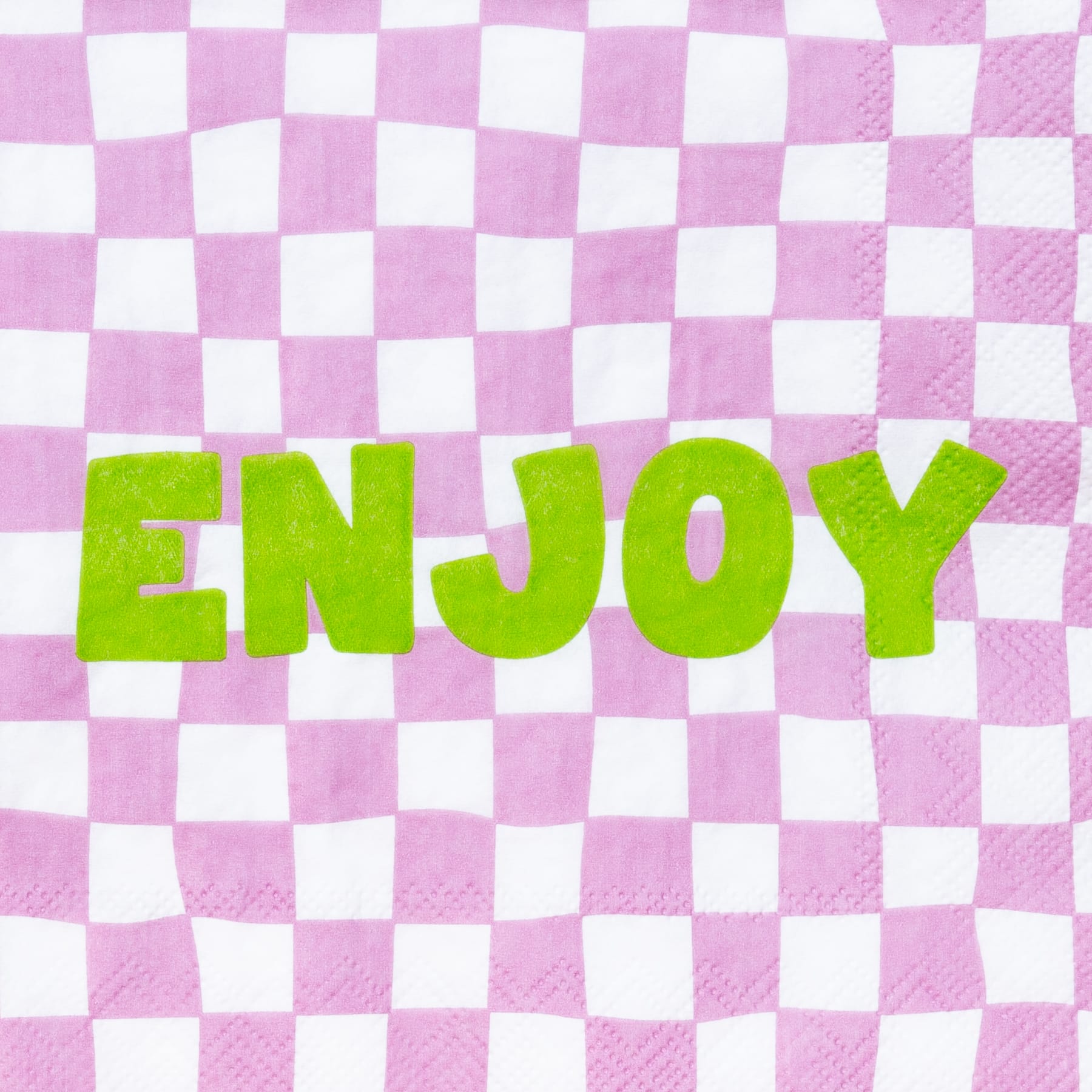 Das Bild zeigt das Wort „ENJOY“ in großen, leuchtend grünen Buchstaben vor einem karierten rosa-weißen Hintergrund.