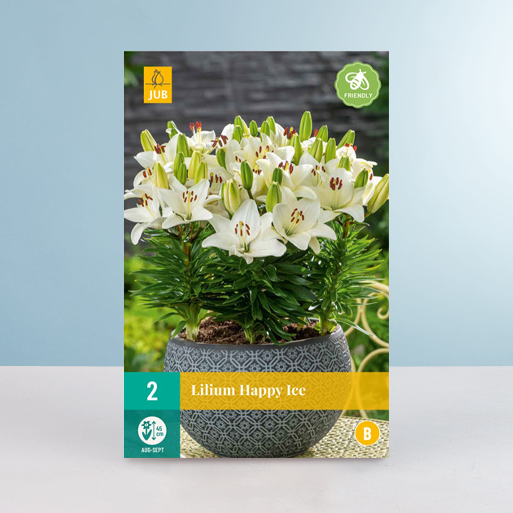 Das Bild zeigt eine Topfpflanze mit blühenden weißen Lilien in einem dekorativen Keramiktopf vor einem unscharfen grünen Hintergrund.