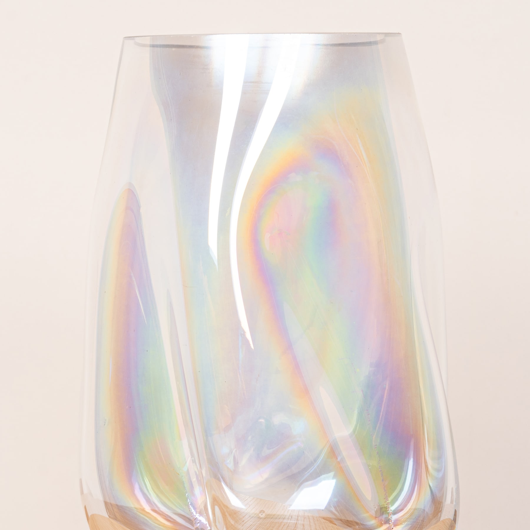 Zwei transparente Glasbecher mit faszinierendem Schillereffekt, die vor einem hellen Hintergrund ein fesselndes und ätherisches visuelles Schauspiel erzeugen.