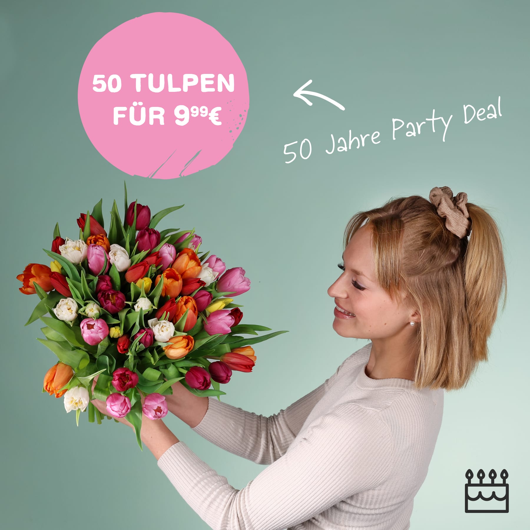 Eine Frau hält einen Strauß bunter Tulpen vor einem Schild mit der Werbung für den „50 Jahre Party Deal“: 50 Tulpen für 9,99 Euro.