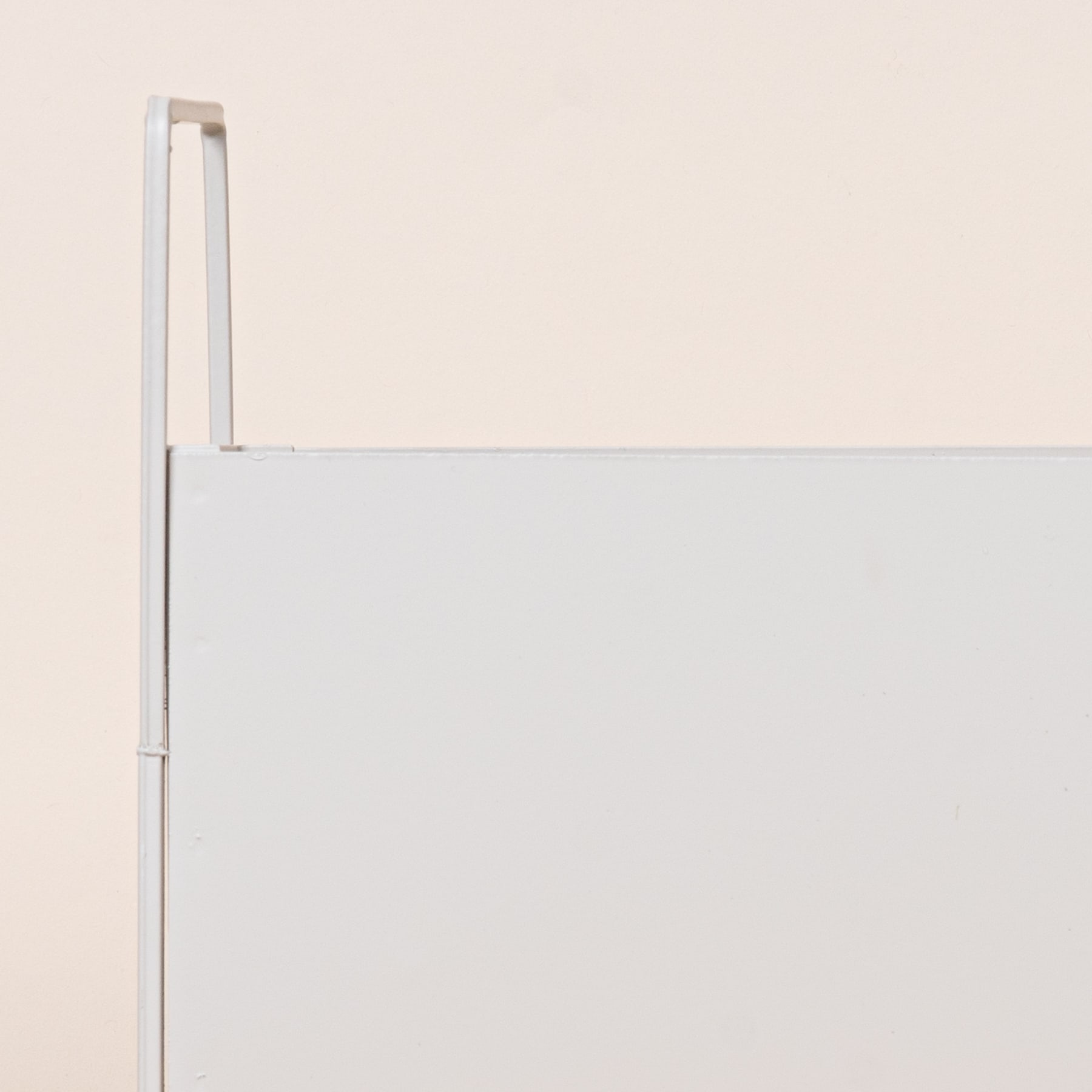 Ein weißer, minimalistischer Kühlschrank mit einfachem, klarem Design steht vor einem hellen Hintergrund.