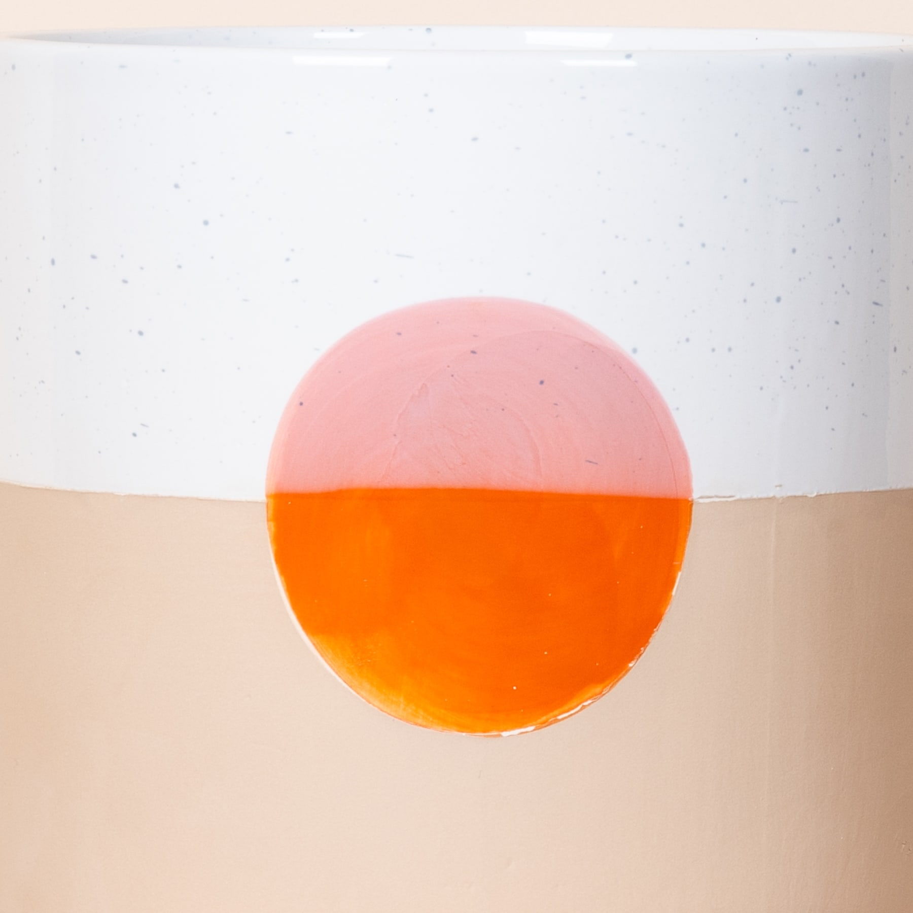 Ein großer, leuchtend orangefarbener Kreis ist vor einem blassen, dunstigen Hintergrund zentriert und schafft so eine minimalistische und optisch beeindruckende Komposition.