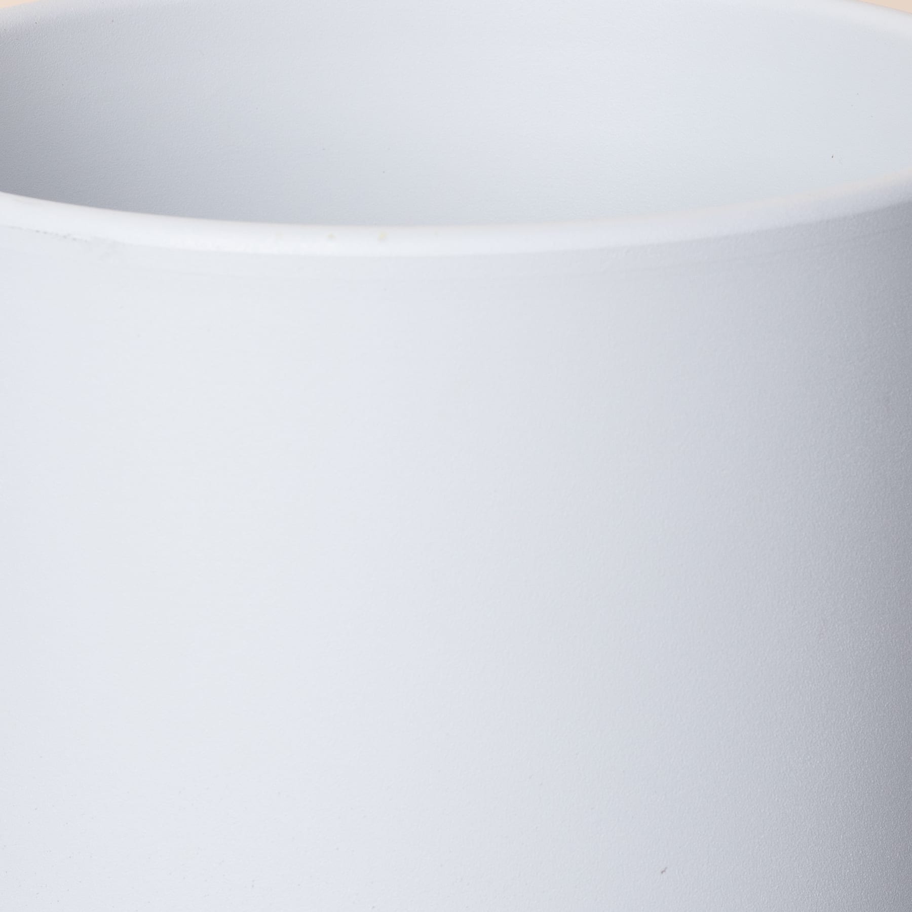 Eine glatte, weiße, geschwungene Oberfläche füllt den Rahmen und schafft eine minimalistische und ruhige visuelle Komposition.