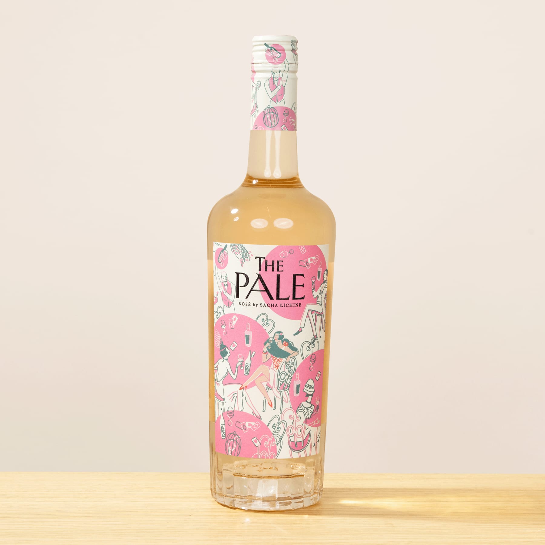 Eine Flasche „The Pale“-Gin mit einem farbenfrohen, geblümten Etikett auf einem schlichten, hellen Hintergrund.