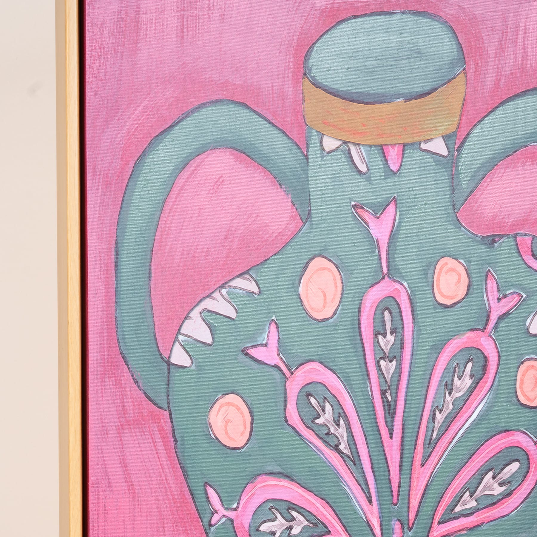 Ein lebendiges, abstraktes Gemälde zeigt eine skurrile, monsterartige Kreatur mit scharfen Zähnen und tentakelartigen Gliedmaßen vor einem kräftigen rosa Hintergrund.