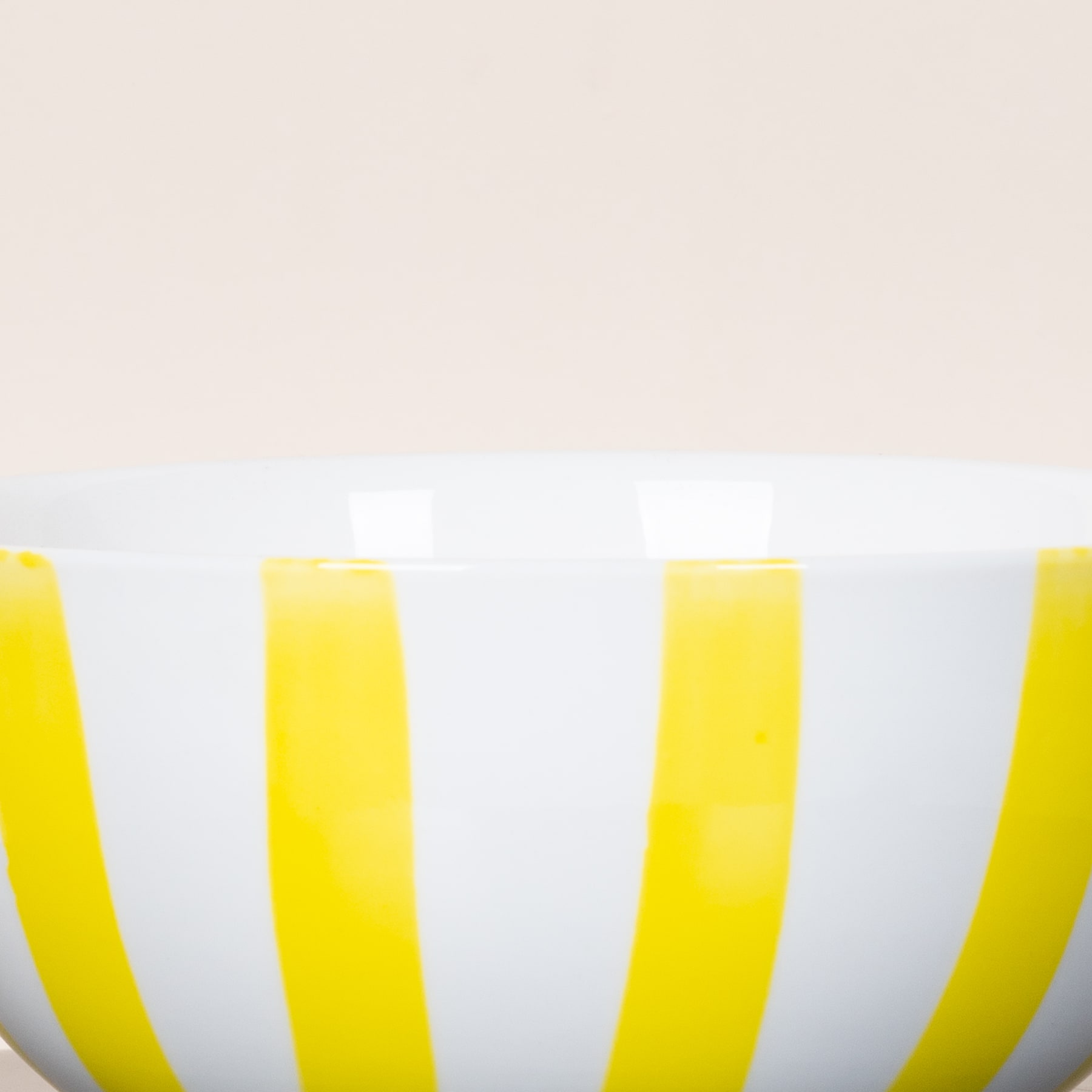 Leuchtend gelbe Streifen auf schlichtem weißem Hintergrund ergeben eine optisch beeindruckende und minimalistische Komposition.
