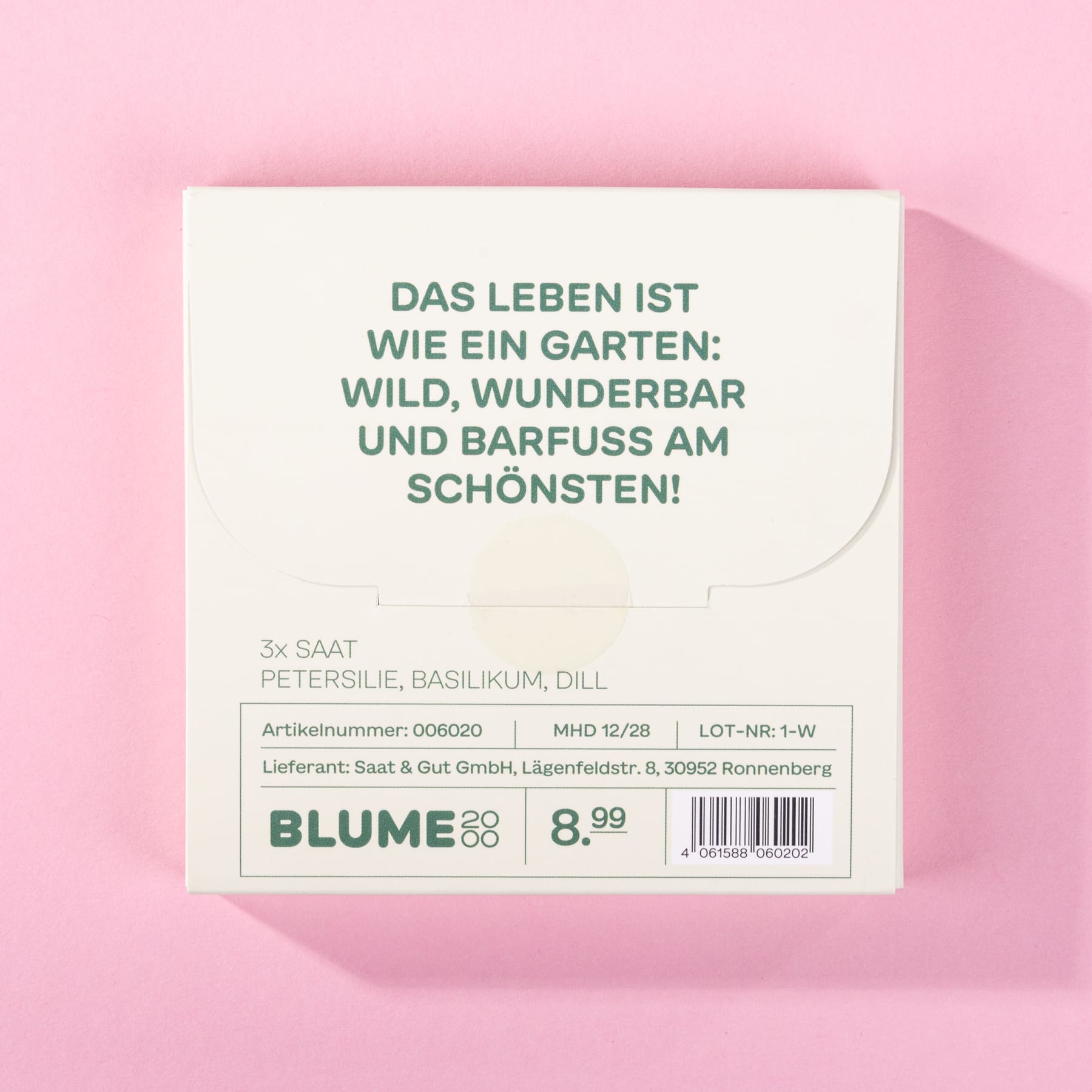 Das Bild zeigt eine weiße quadratische Karte mit einem deutschen Text mit der Aufschrift „Das leben ist wie ein garten: wild, wunderbar und barfuss am schonsten!“ (Das Leben ist wie ein Garten: wild, wunderbar und barfuß ist am schönsten!) vor einem rosa Hintergrund.