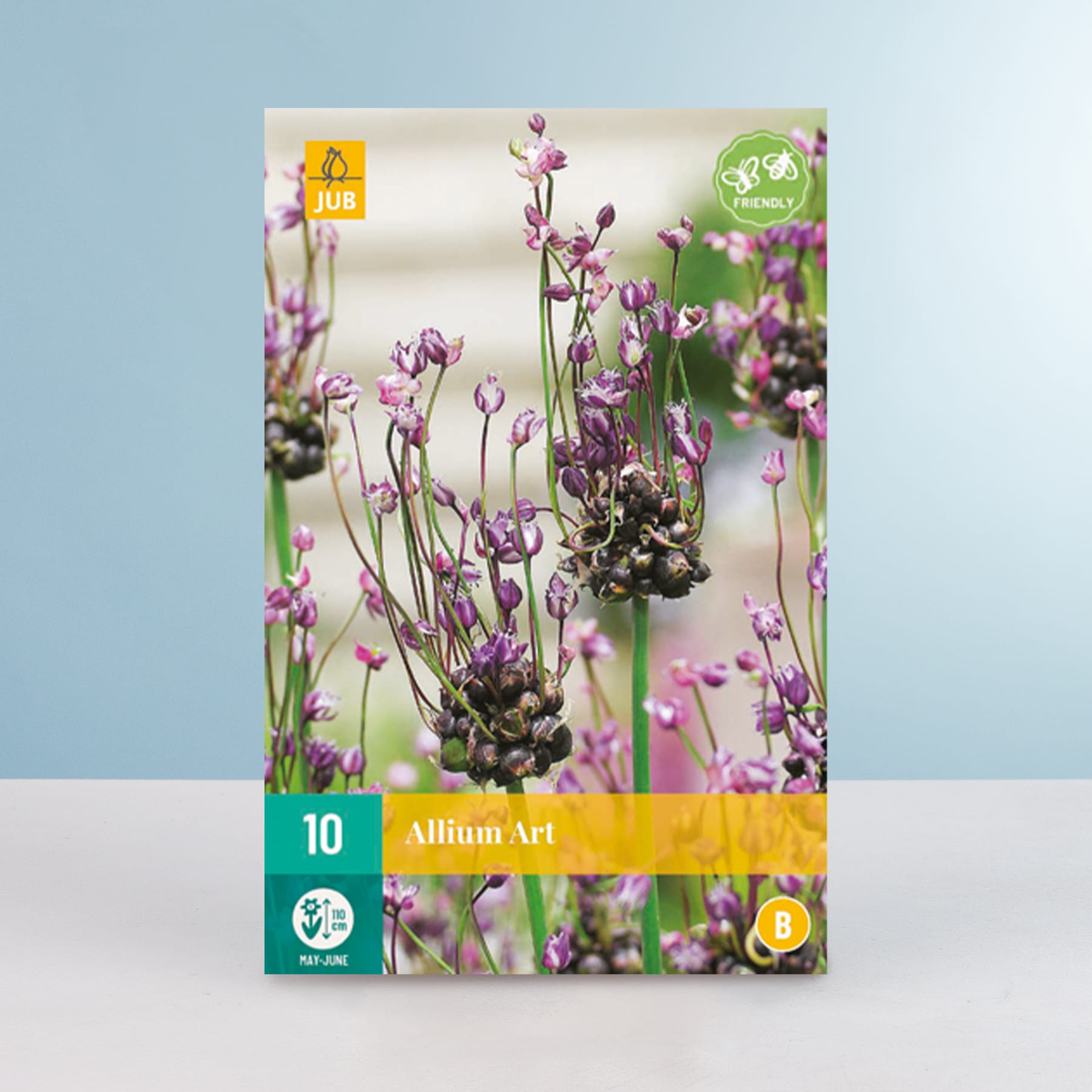 Das Bild zeigt eine Nahaufnahme von leuchtend violetten Alliumblüten vor einem sanften blauen Hintergrund und zeigt ihre zarten Blütenblätter und charakteristischen kugelförmigen Blütenköpfe.
