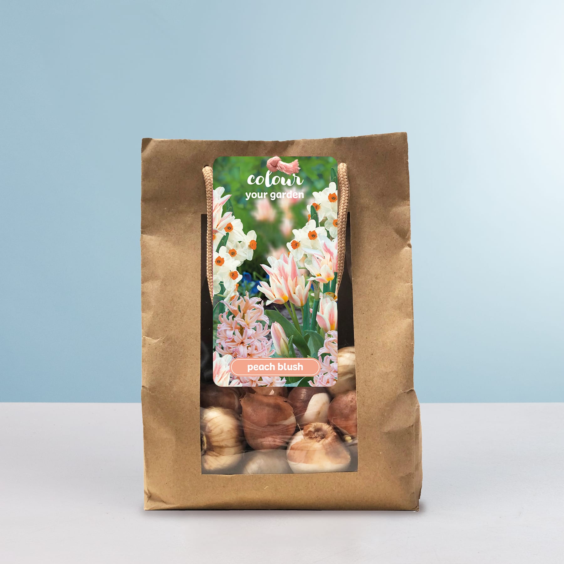 Eine Papiertüte mit einem bunten Blumenmuster auf der Vorderseite, die scheinbar eine Art Snack oder Lebensmittel enthält.