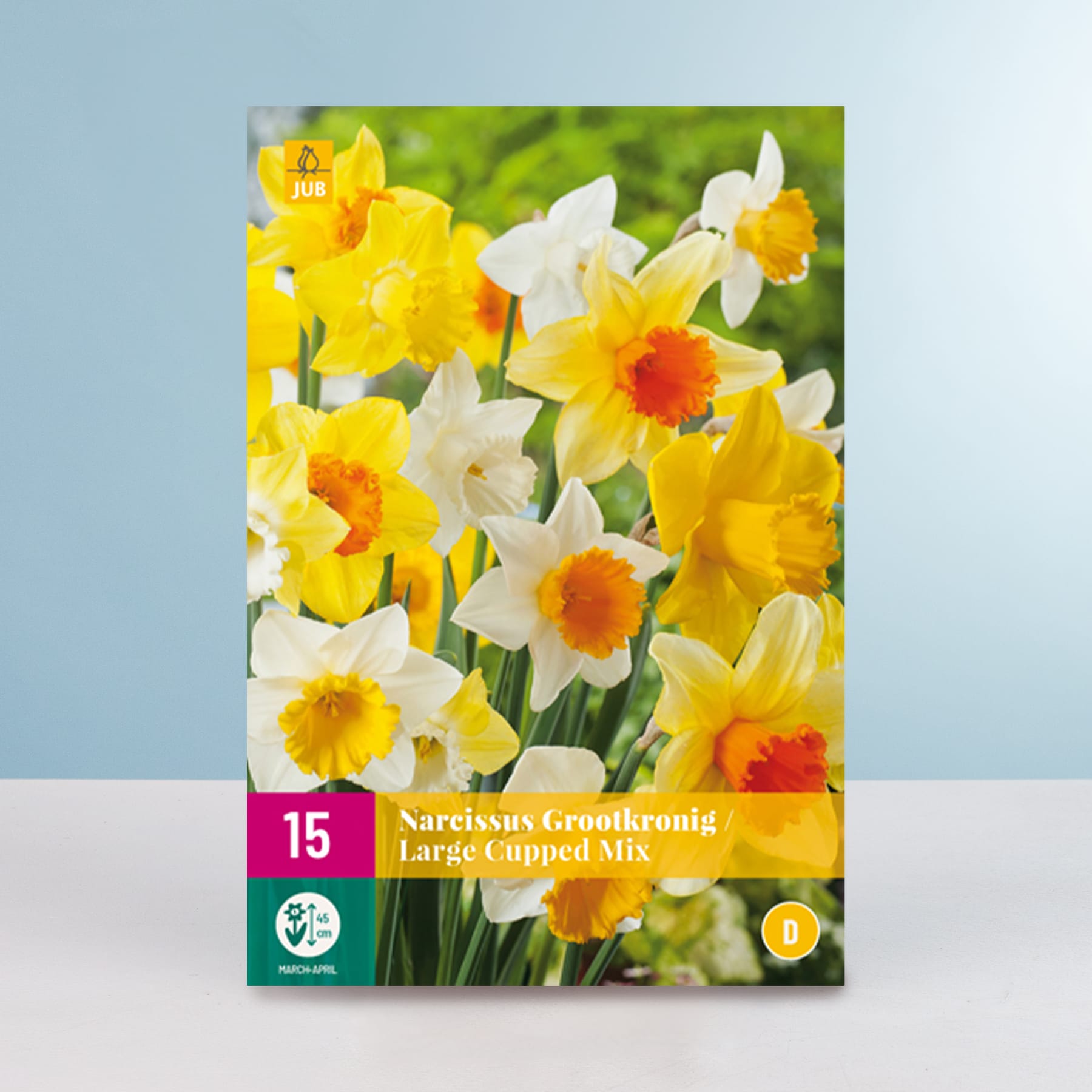 Das Bild zeigt eine leuchtende Pracht gelber und weißer Narzissenblüten vor einem verschwommenen grünen Hintergrund mit einem Etikett, auf dem die Sorte als „Narcissus Geranium Large Cupped Mix“ angegeben ist.