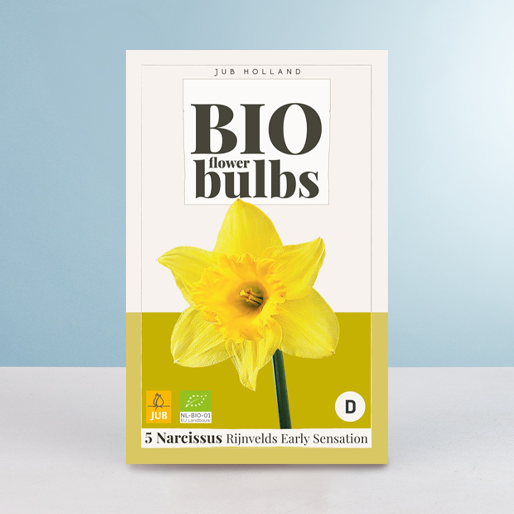 Das Bild zeigt eine Packung Bio-Blumenzwiebeln mit einer großen, leuchtend gelben Narzissenblüte vor hellblauem Hintergrund.