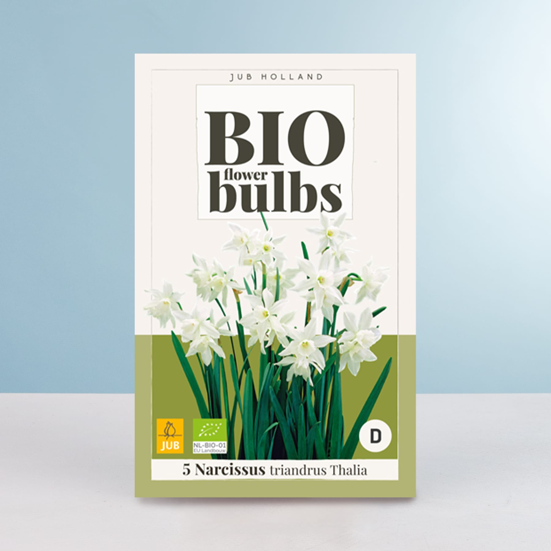 Das Bild zeigt eine Packung Bio-Blumenzwiebeln mit leuchtend weißen Narzissenblüten vor hellblauem Hintergrund.