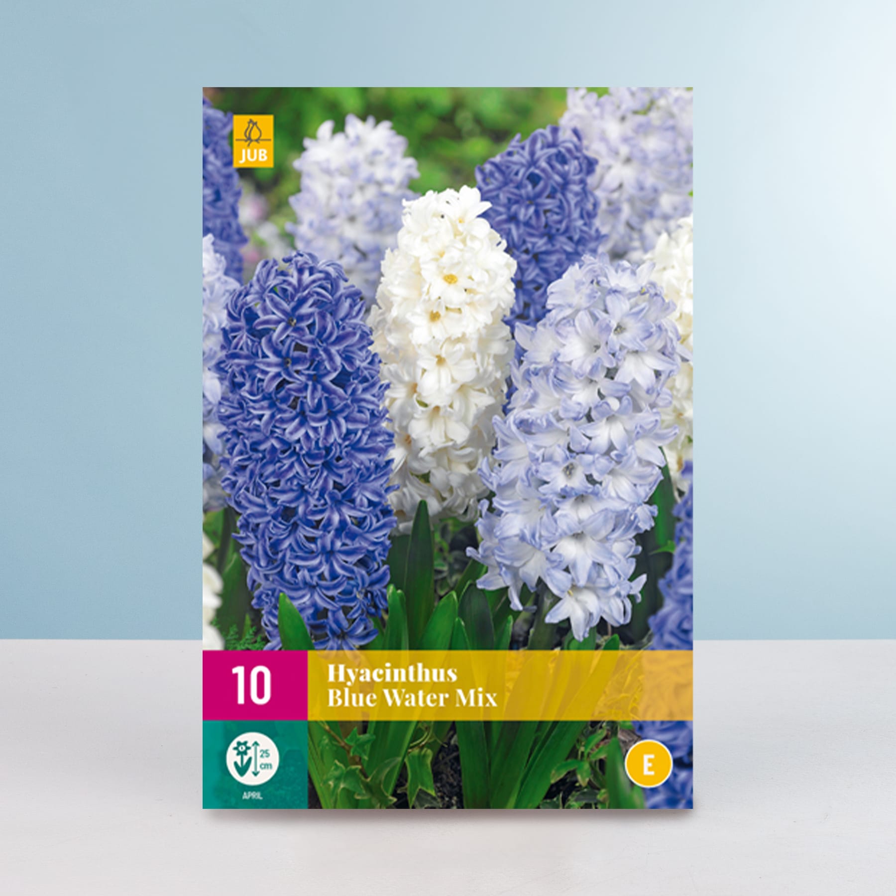 Das Bild zeigt verschiedene Hyazinthenblüten in Blau- und Weißtönen mit einem gelben Etikett, das auf die Sorte „Blue Water Mix“ hinweist.