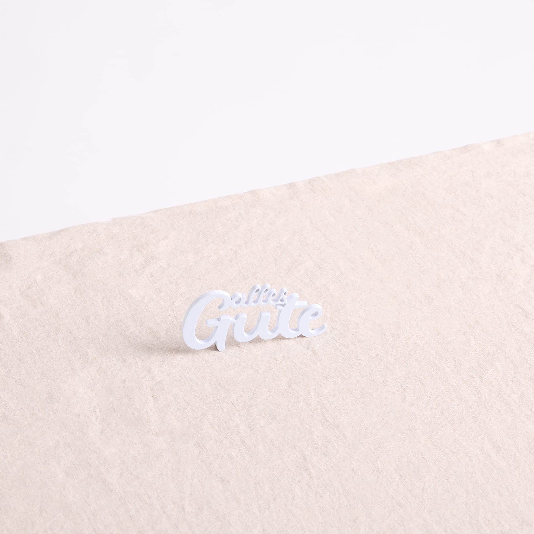 Ein weißer, kursiver „Cute“-Text befindet sich auf einem beigen, strukturierten Hintergrund.