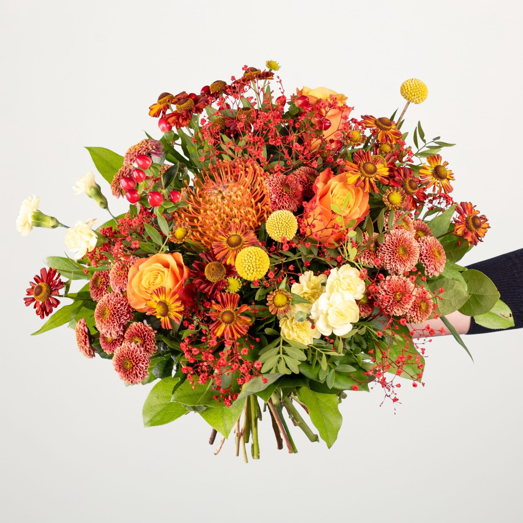Ein leuchtender Strauß herbstlich gefärbter Blumen, darunter Chrysanthemen, Dahlien und andere Blüten, üppig und optisch ansprechend arrangiert vor einem schlichten weißen Hintergrund.