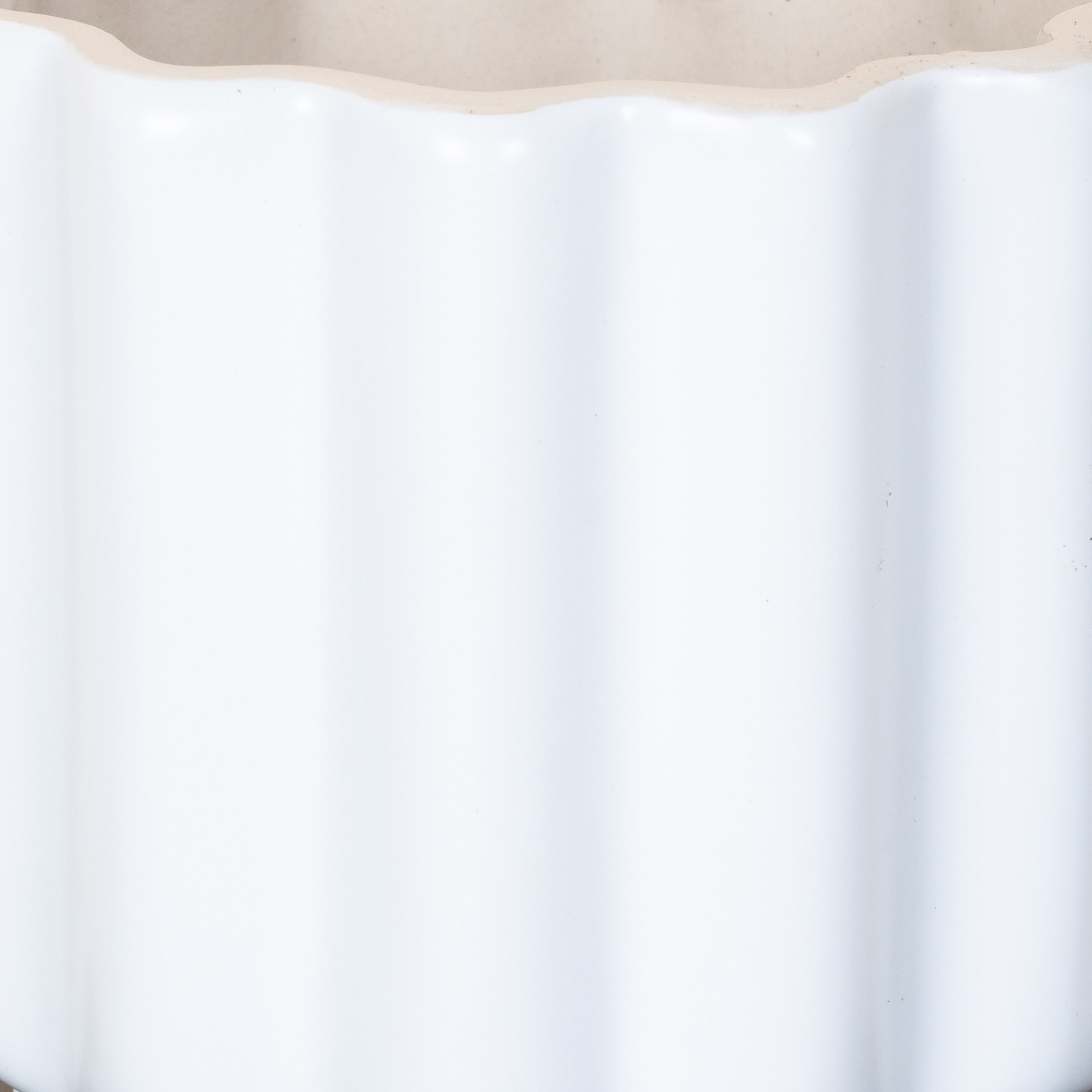 Ein schlichter weißer Vorhang oder Stoff füllt den Rahmen und schafft einen weichen, minimalistischen Hintergrund.