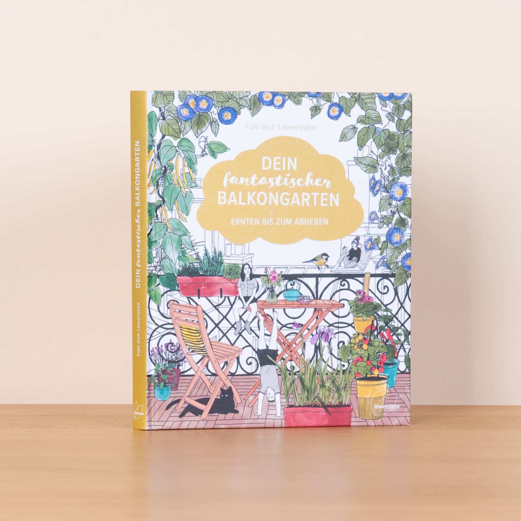 Eine farbenfrohe und skurrile Illustration eines gemütlichen Balkongartens mit einem schmiedeeisernen Geländer, Topfpflanzen und einem lebendigen Blumenhintergrund.