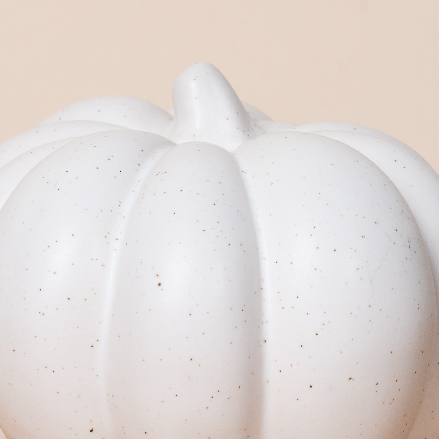 Eine Nahaufnahme mehrerer großer, weißer Eier vor einem schlichten, hellen Hintergrund.