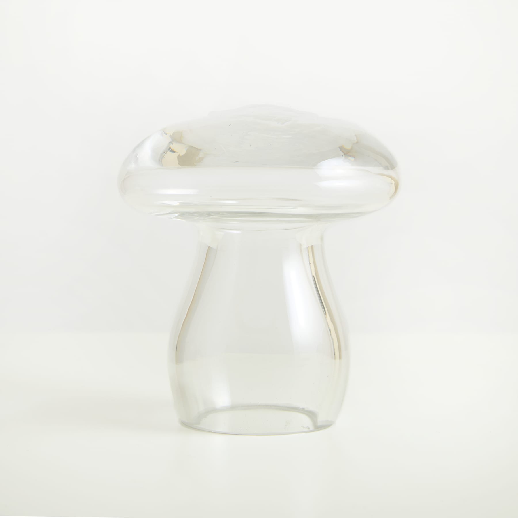 Auf einem schlichten weißen Hintergrund steht ein pilzförmiger Behälter aus klarem Glas mit einer abgerundeten, kuppelartigen Oberseite.