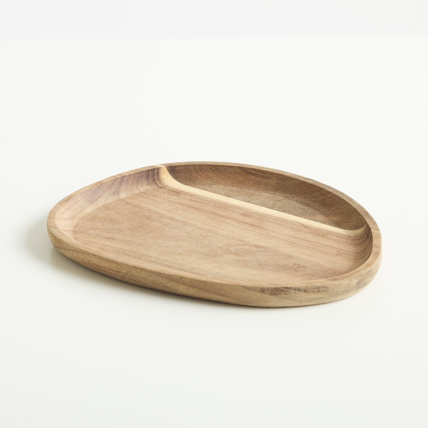 Auf einem schlichten weißen Hintergrund liegt ein Holztablett mit unterteiltem Fach.