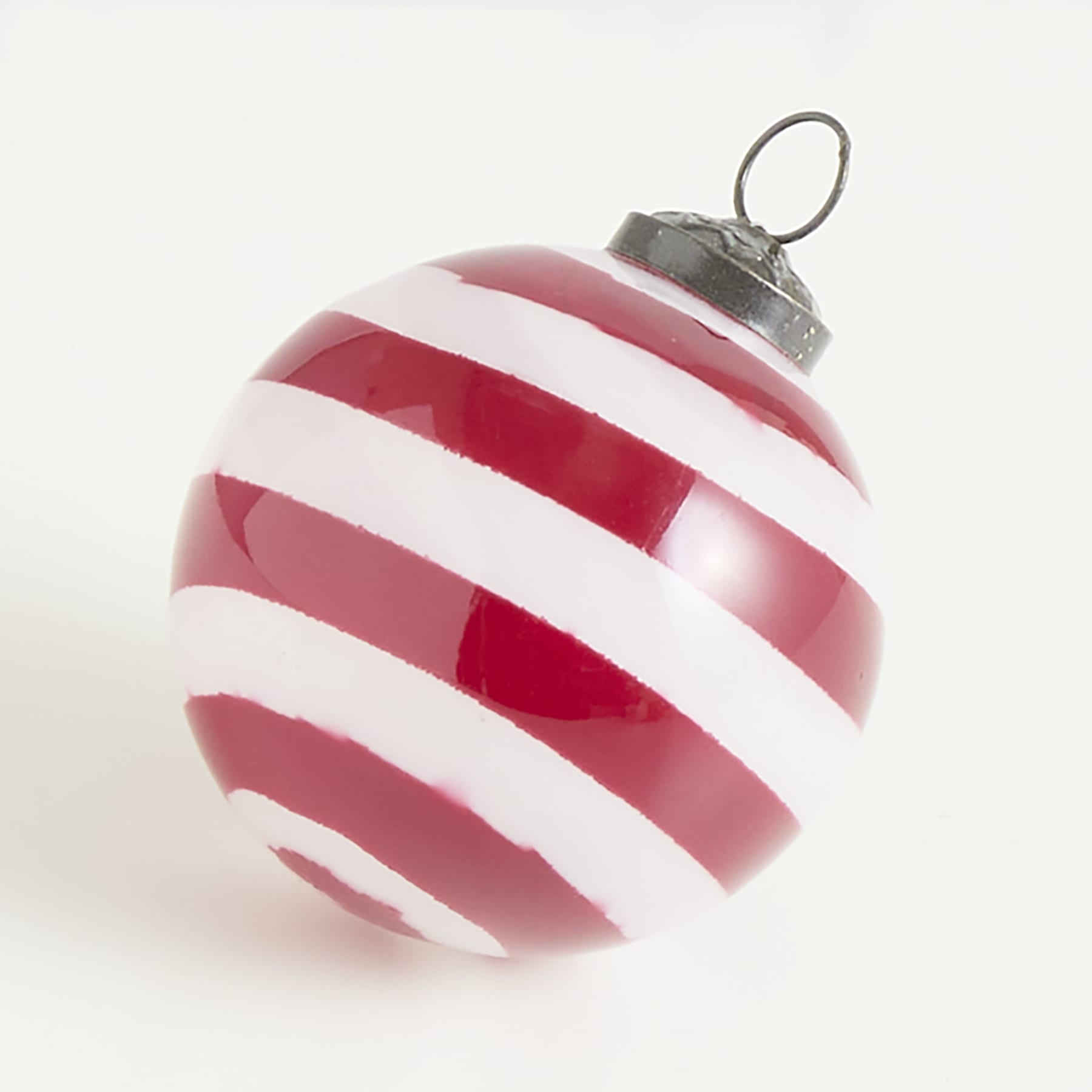 Ein rot-weiß gestreiftes Weihnachtsornament vor einem schlichten weißen Hintergrund.