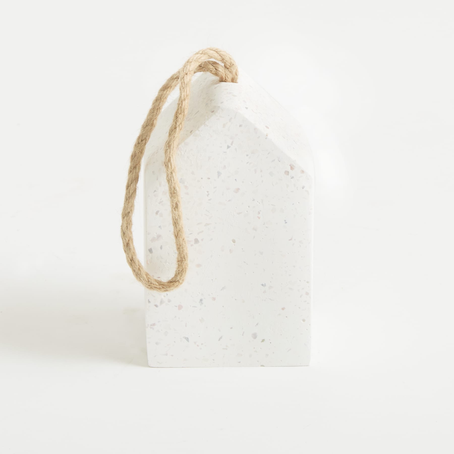 Ein weißes rechteckiges Etikett mit einem Seilgriff ist der Blickfang vor einem schlichten weißen Hintergrund.