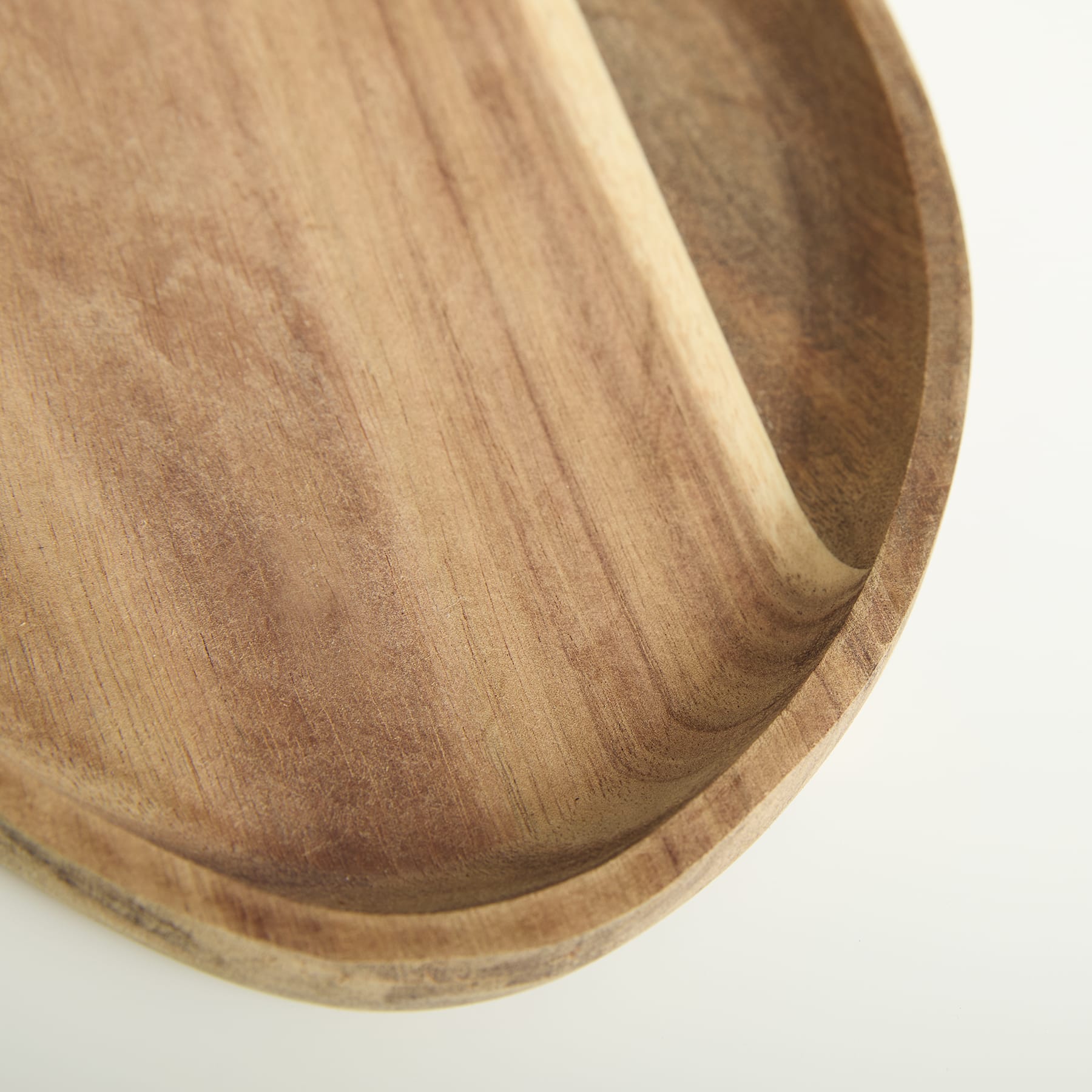 Ein Schneidebrett oder eine Platte aus Holz mit einer glatten, gewölbten Oberfläche und einer natürlichen, strukturierten Maserung.