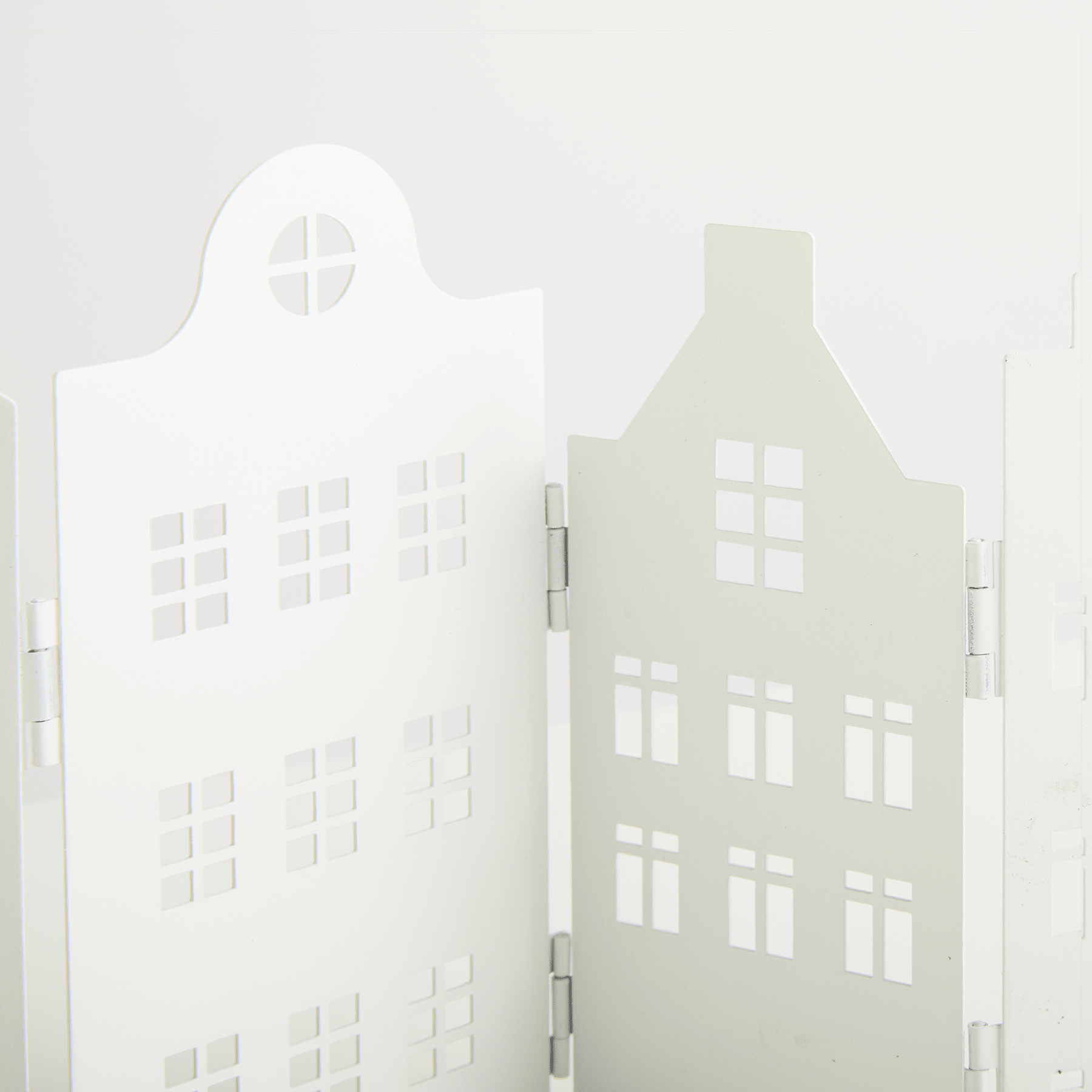 Das Bild zeigt eine weiße, minimalistische Architekturstruktur mit einem markanten Satteldach und mehreren Fenstern vor einem schlichten weißen Hintergrund.