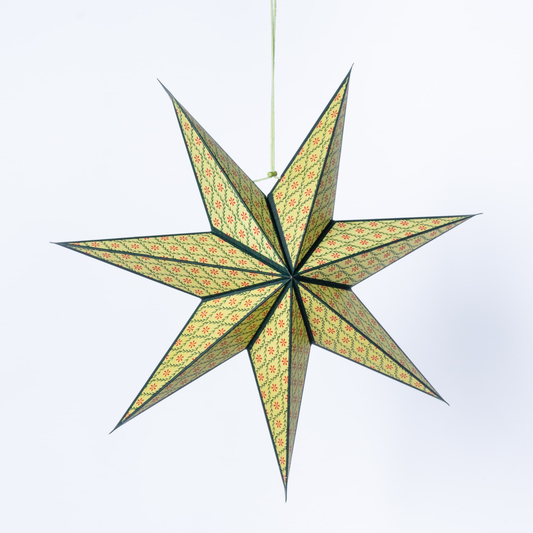 Ein lebendiges, geometrisches, sternförmiges Ornament mit komplizierten Mustern in Grün- und Gelbtönen, das vor einem schlichten weißen Hintergrund schwebt.