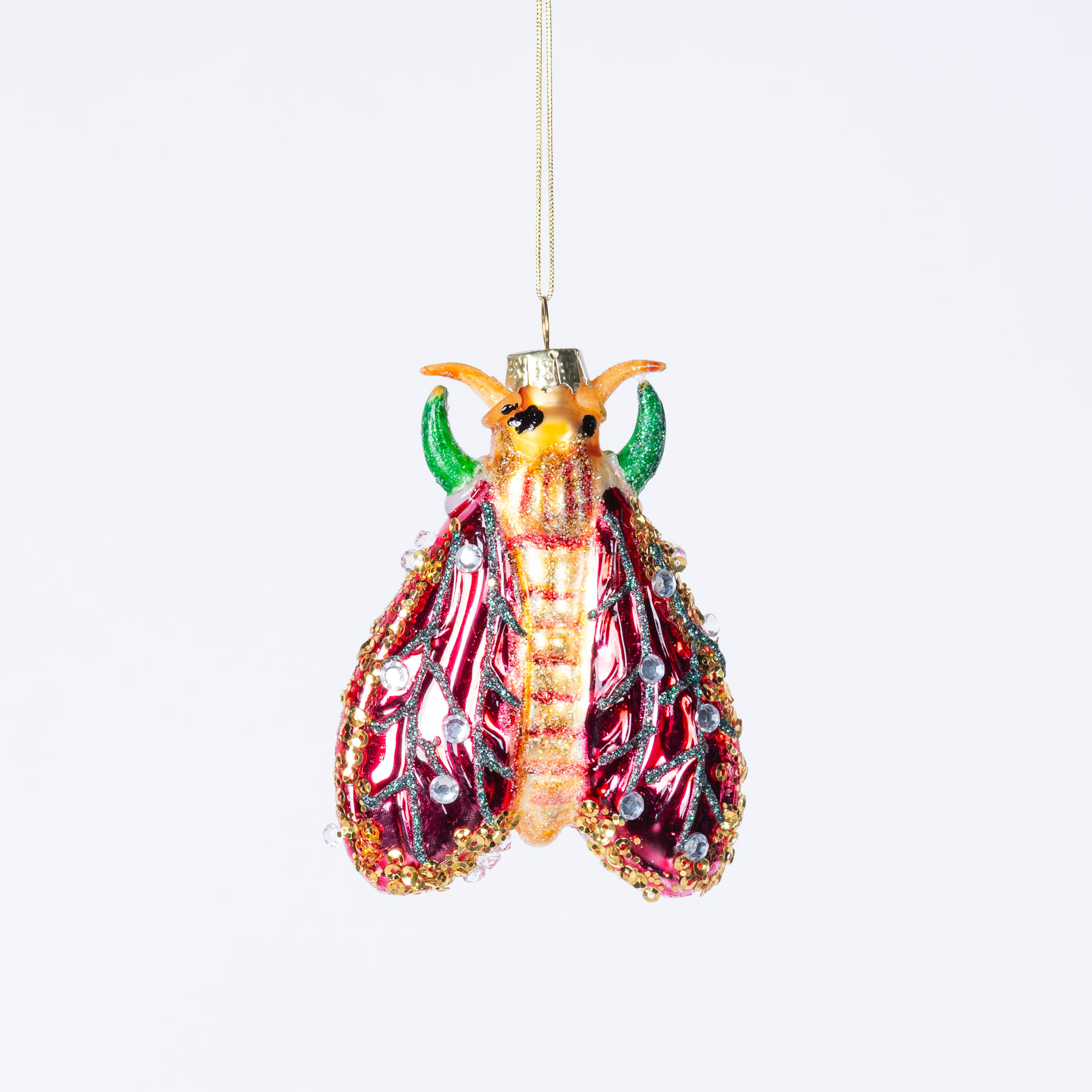 Ein farbenfrohes und kompliziertes Ornament in Form eines großen Insekts mit leuchtenden Flügeln und Fühlern, das vor einem schlichten weißen Hintergrund schwebt.